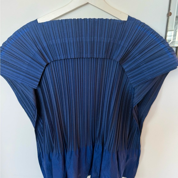 Issey Miyake Pleated Short-Sleeve Top in Royal Blue - Picture 3 of 4